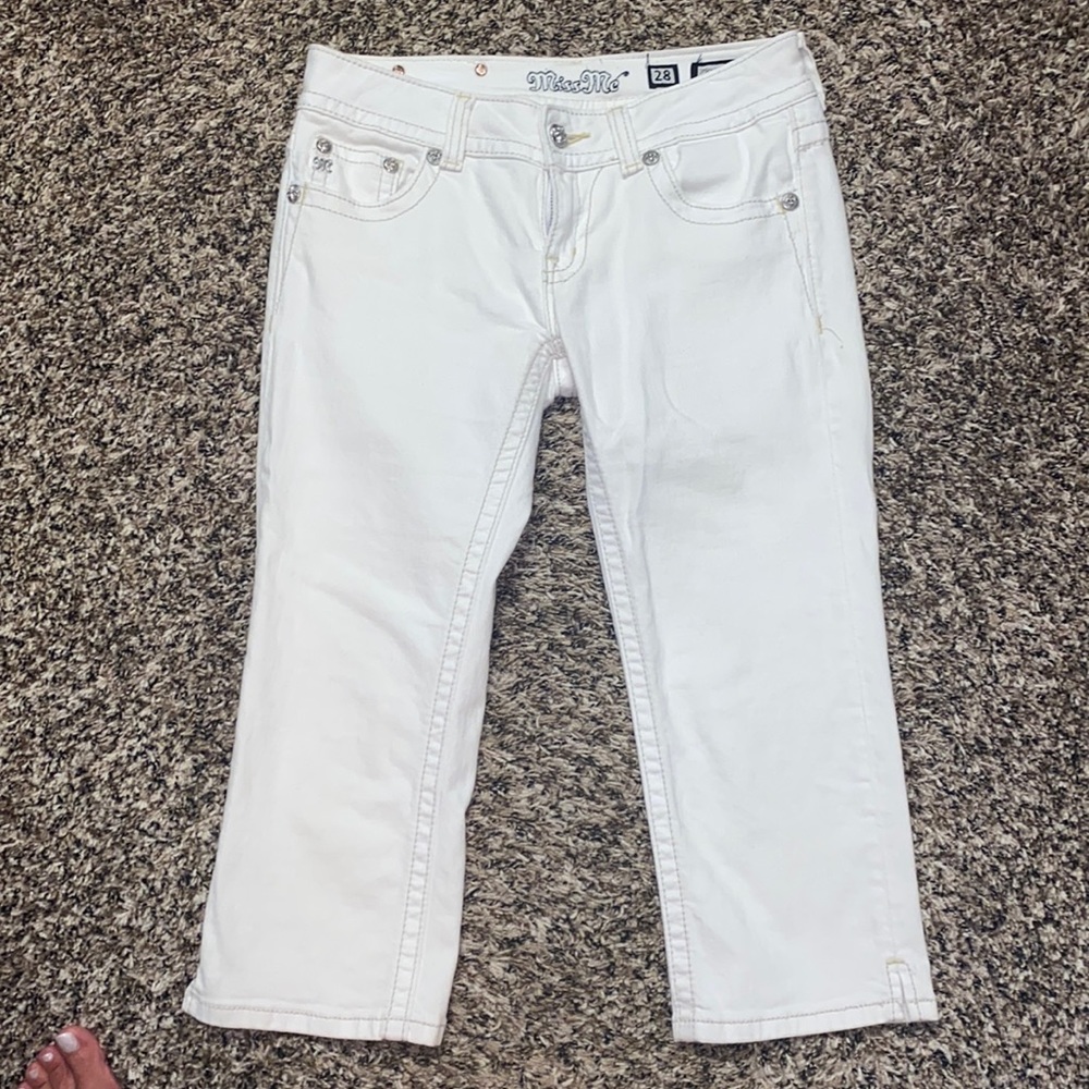 Miss me capris!! Cute floral detail on the back pockets and waist area.